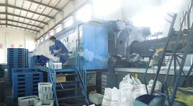 超級大注塑機！山東邦達塑料托盤的注塑現(xiàn)場